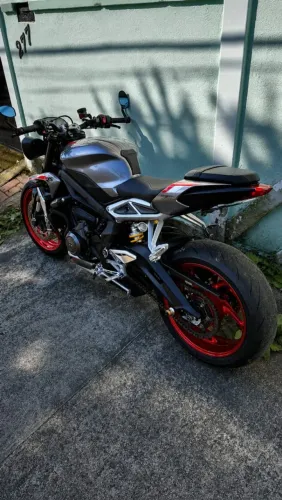 Triumph street triple 765 RS ,muito nova<br><br>R$ 42k<br>Tem leilão , muito zero.