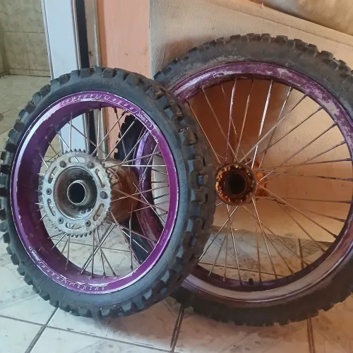 Vende-se roda de moto aro 21/18 raio inox