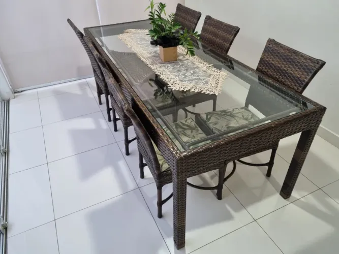Mesa de jantar de vidro e fibra, com 6 cadeiras e 3 cadeiras altas