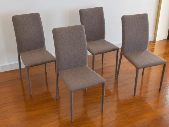 Conjunto com 4 cadeiras estofadas em tecido