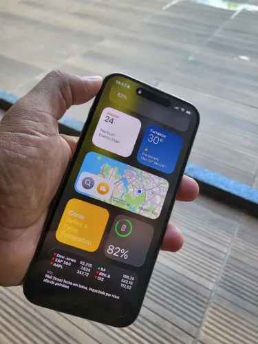 Vendo iPhone 16 Pro Max 256 Gigas, a tela fica tremendo as vezes. Fora isso, tudo normal.