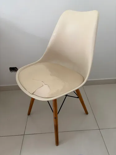 Cadeira Eames com acolchoado