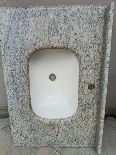 Vendo bancada de granito com pia para banheiro.
