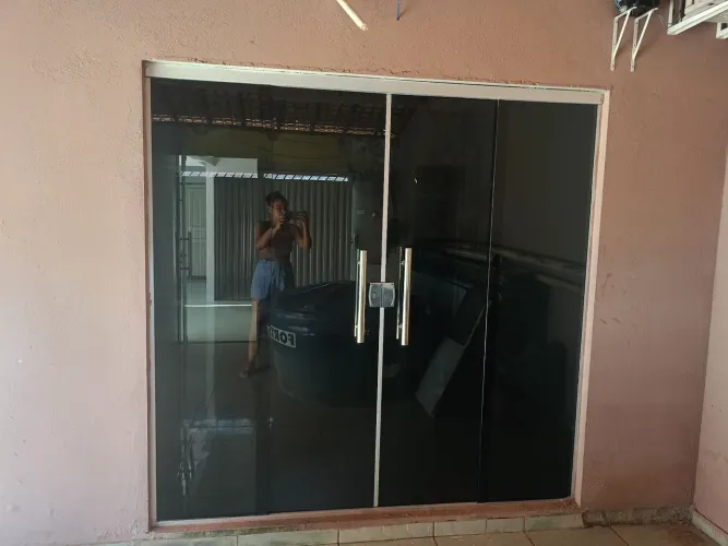 Vende-se porta 2.020x2.030 fumê 8mm 4 folhas. Valor 2.500,00