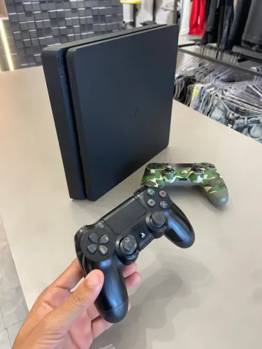 Ps4 slim, dois controles sendo um original, hd original de 500gb 