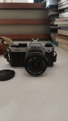 Câmera analógica Nikon FM2 + lente Nikon 28mm 2.8