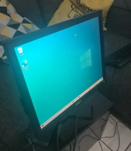 Monitor DELL com usb de 17 polegadas funcionando perfeitamente com cabo de energia e vga