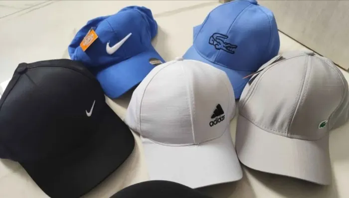 Vendo 5 bonés juvenil