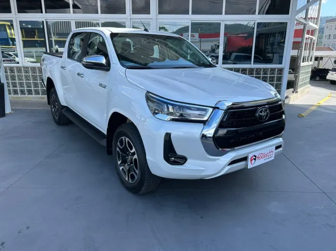 Toyota Hilux CD SR5 4X4 2.8 Diesel 2025
