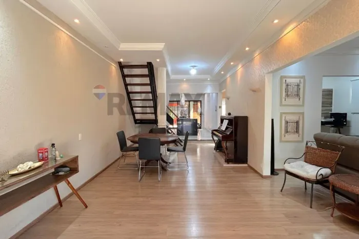 Casa Espaçosa a venda, com 04 dormitorios, 257 m² de area construida, no Jardim Venturini