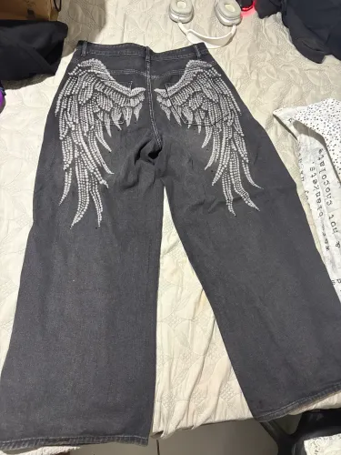calça jeans barra aberta larga com asas atás