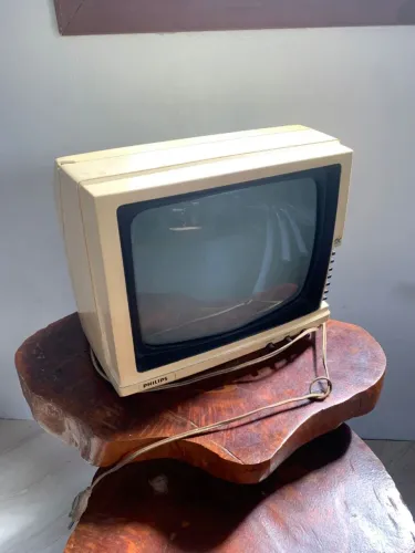 TV preta e branco funcionando 