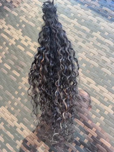 Cabelo cacheado humano, iluminado