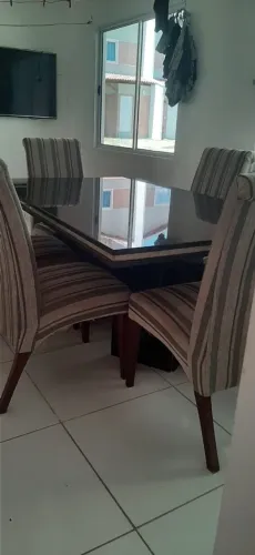 Mesa de Jantar com 6 Cadeiras - Ótimo Estado de Conservação