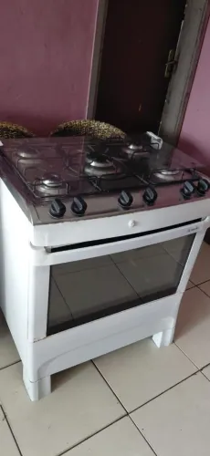 Fogão e vasilhame posso entregar 