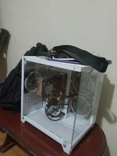 Vendo pc gamer com um leve amassado no gabinete e precisa formatar
