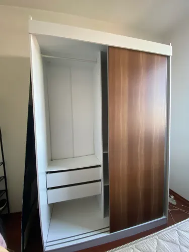 Guarda roupa de solteiro com espelho