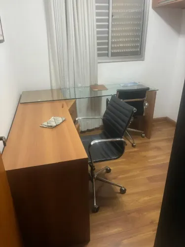 Mesa de escritório em L com tampo de vidro - Excelente estado