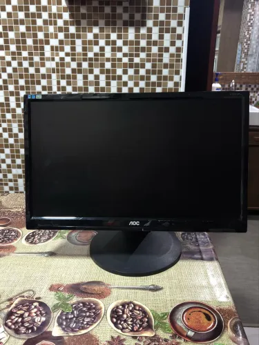 Monitor AOC 22 polegadas, gira formato A4, com entrada VGA