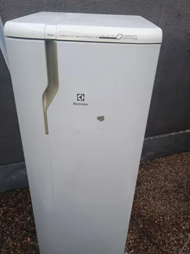 VENDO GELADEIRA FROST FREE USADA FUNCIONANDO OK 360 LITROS MARCAS DE USO COMO NAS FOTOS