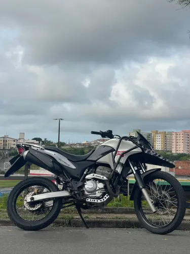 XRE 300 branca