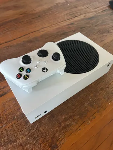 Xbox series s pouco uso,com caixa controles e cabos originais.