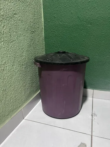 Balde (lixeira) com tampa