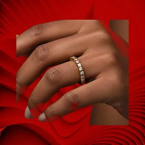 Meia Aliança de Ouro Amarelo Com Diamantes