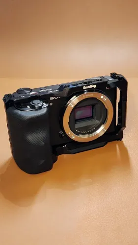 Sony ZV-E10 com Cage SmallRig