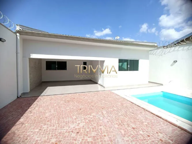 Casa a Venda - Ampla com Piscina, Churrasqueira e Garagem para 5 Carros