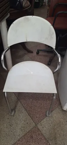 Cadeira cromada. 