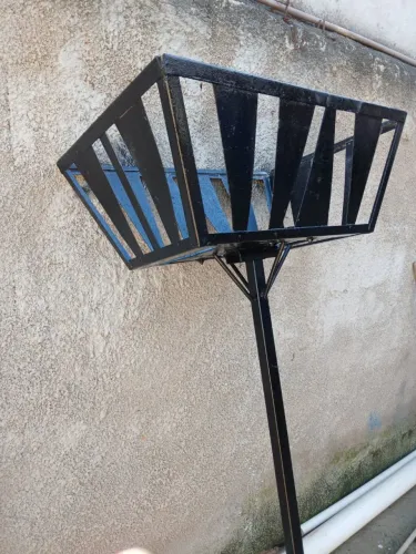 Lixeira externa de calçada,1,75 de altura, 66,5 de comprimento, 46,5 de largura.