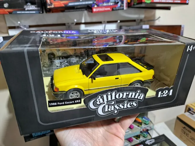 Miniatura 1988 Ford Escort XR3 Amarelo California Classics 1:24 Metal Novo e Lacrado