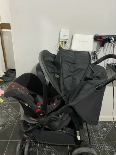 Carrinho com bebê conforto Cosco