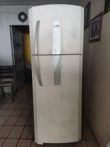 VENDO GELADEIRA É FREEZER (PRECISA DE REPAROS)