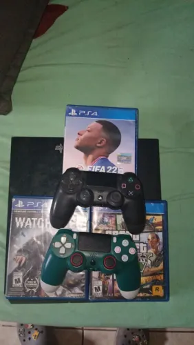 Estou vendendo um PS4 Fat com 2 controles.