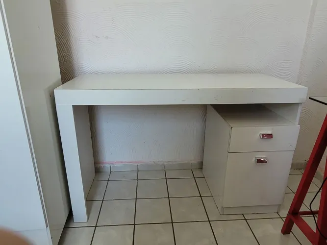 Escrivaninha 120x90cm - Usado, com algumas marcas de uso.