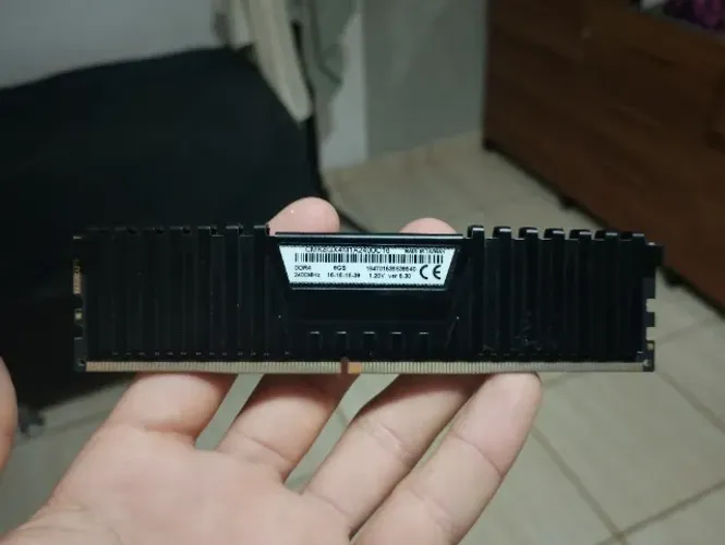 Memória RAM Corsair Vengeance LPX 8GB DDR4 2400MHz