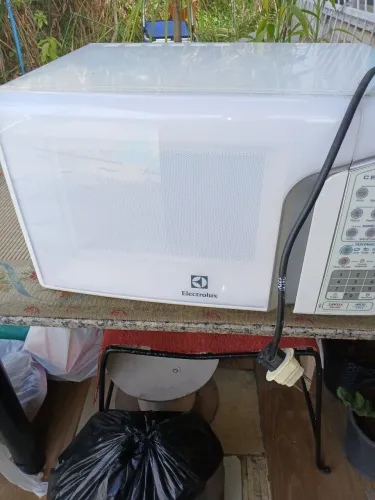Micro-ondas semi novo.
