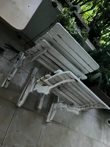 banco de jardim, estilo retro, com estrutura de ferro fundido