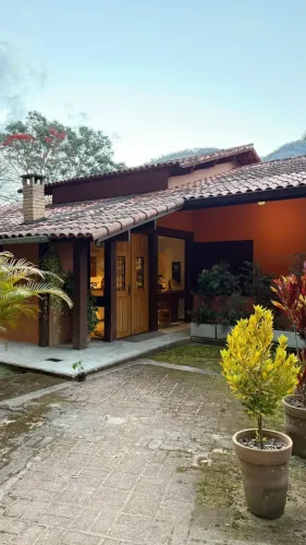 Imóvel para aluguel tem 500 metros quadrados com 6 quartos em Pedro do Rio - Petrópolis -