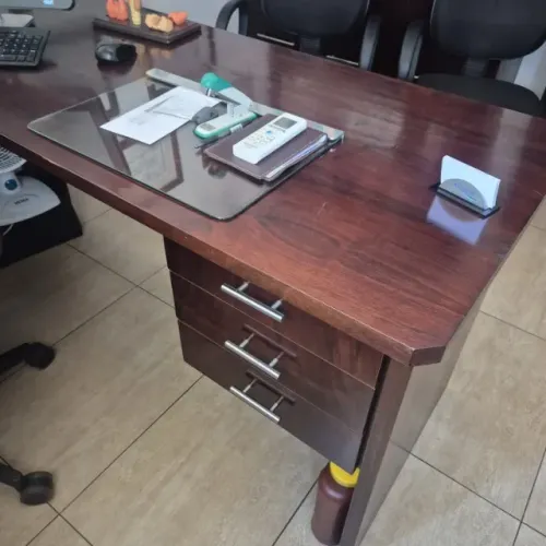 Mesa, cadeiras, poltronas, Cadeira Gamer e balança! Ideal para consultório ou escritório