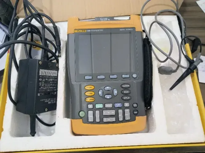 OSCILOSCOPIO FLUKE 192B 60MHZ - USADO.