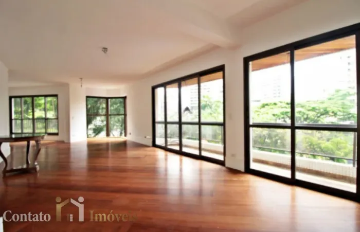 Apartamento com 210m², 3 dormitórios e 3 vagas na garagem.