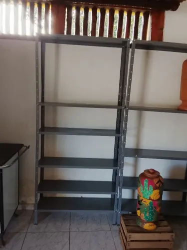 Vendo estantes para loja, grandes seminovos.
