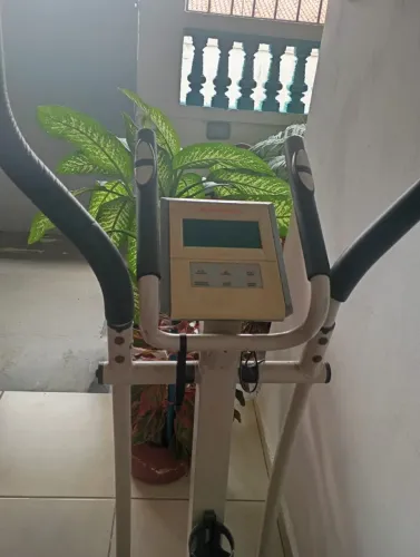 Eliptico profissional com marcador cardíaco.