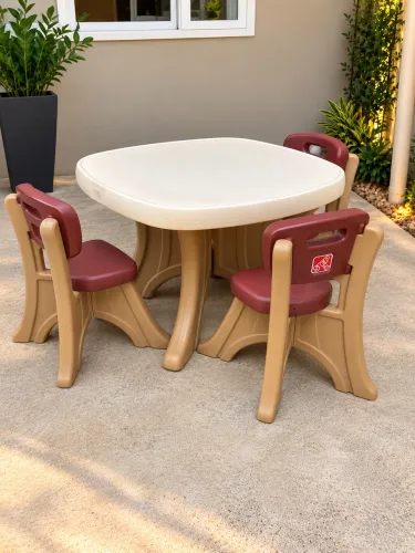 Mesa infantil step 2, com 3 cadeiras