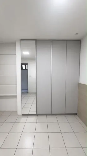 Guarda-roupa com Espelho 