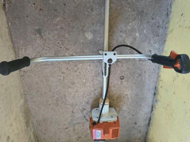 Vendo roçadeira Sthil semi nova pouco tempo de uso toda original ?%