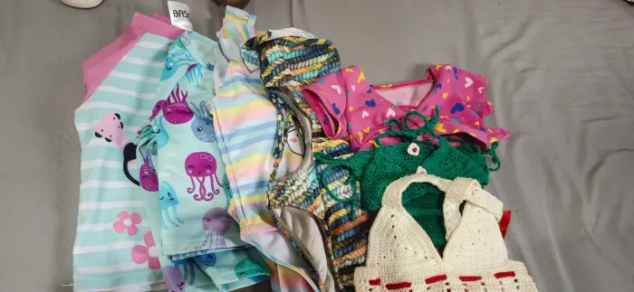 Desapego maiôs e biquínis e chapéu